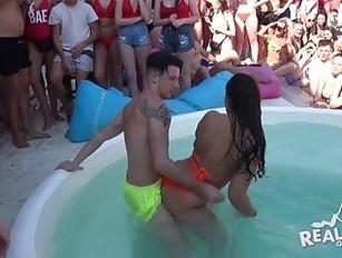 Real Slut Orgy Pool Party - Pool party turns into a fuck session between certain couples - Sunporno